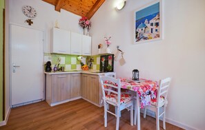 Fridge, stovetop, dishwasher, coffee/tea maker