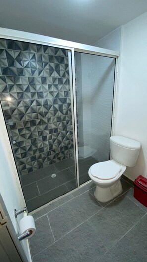 Kamar Keluarga | Kamar mandi | Shower, handuk, sabun, dan tisu toilet