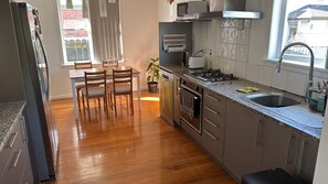 冷蔵庫、電子レンジ、オーブン、コンロ