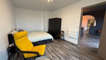 3 bedrooms, iron/ironing board, internet, bed sheets