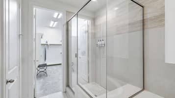 Secadora de cabello, toallas, jabón, papel de baño