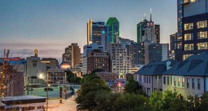 Downtown~3 Bedroom Ensuite~Walkable~Rooftop!