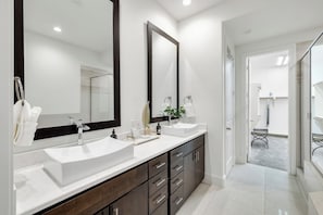 Secadora de cabello, toallas, jabón, papel de baño 