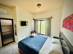 Chambre de base double, balcon, vue sur la montagne | Ameublement unique, rideaux d’obscurcissement, fer et planche à repasser