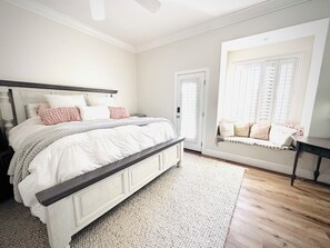 6 chambres, bureau, fer et planche à repasser, lit parapluie