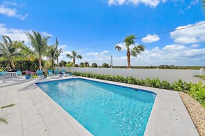 حمّام سباحة مُدفَّأ