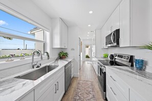 Fridge, oven, stovetop, dishwasher