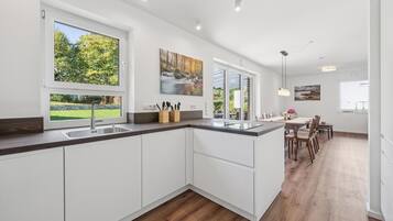 Kühlschrank, Herdplatte, Geschirrspüler