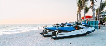 Bonita Beach & Tennis-901 Remodeled with Fireplace-Steps to Beach & Restaurants