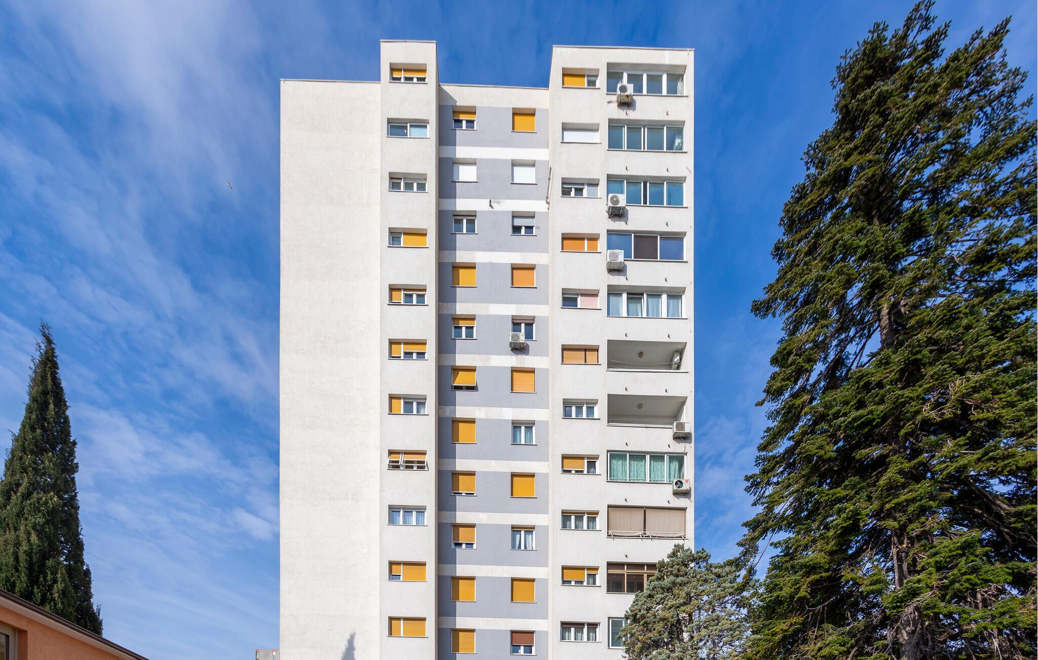 Un edificio residenziale a più piani con balconi e finestre.