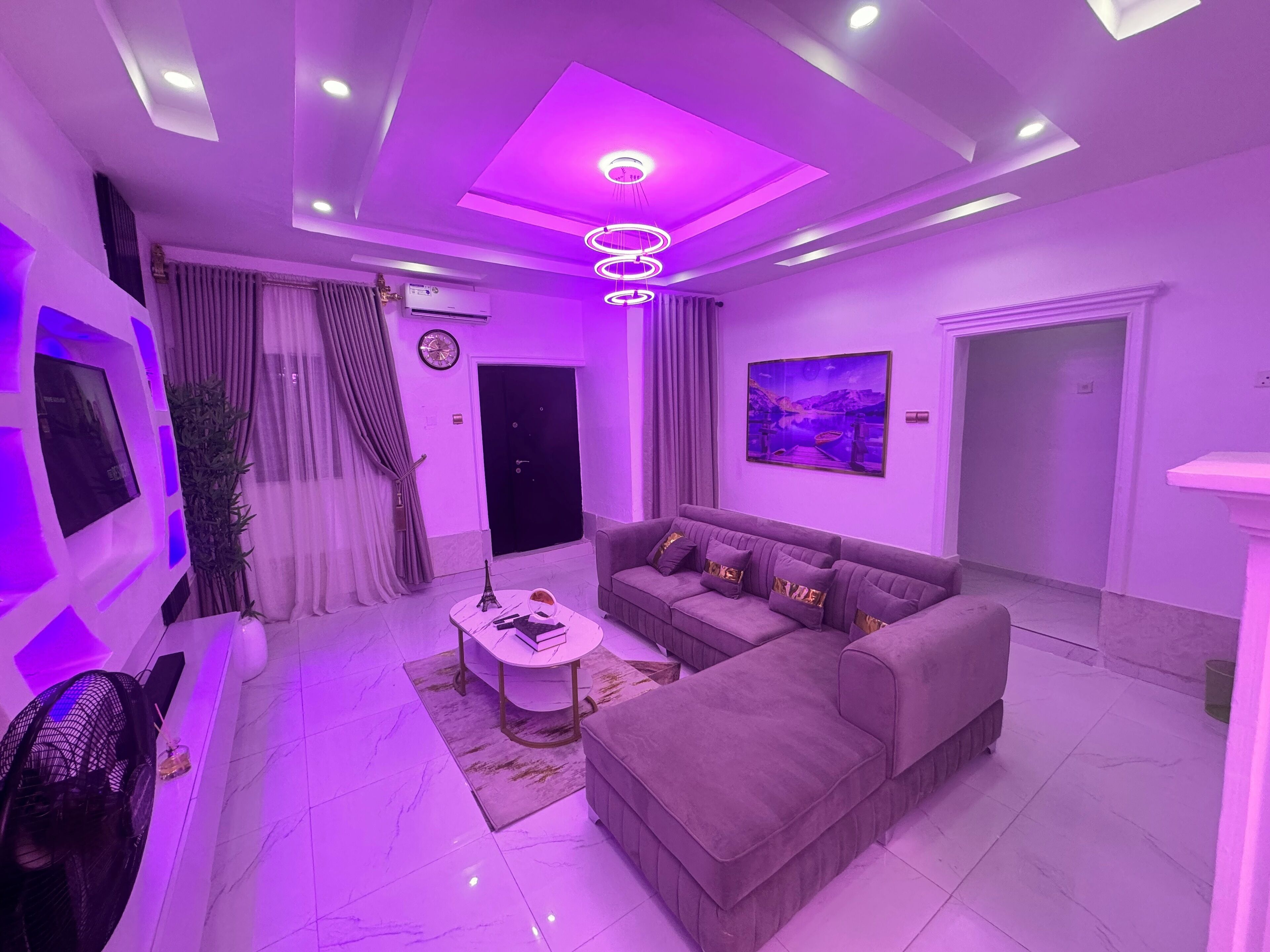 Una Smart TV, una chimenea, una mesa de tenis de mesa