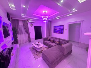 Älytelevisio, takka, pöytätennispöytä, musiikkikirjasto