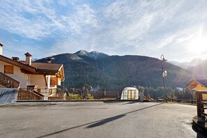 Property grounds - La Finestra sui Monti – Apartment with Terrace and Dolomiti di Brenta View (Breguzzo)