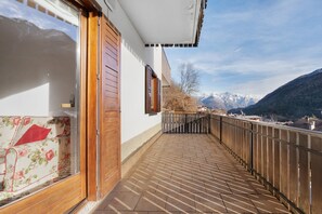Terrace/patio - La Finestra sui Monti – Apartment with Terrace and Dolomiti di Brenta View (Breguzzo)