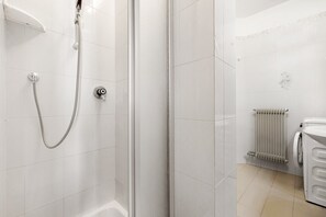 Dusche, Haartrockner, Handtücher