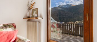 La Finestra sui Monti – Apartamento con Terraza y Vistas a las Dolomitas del Brenta