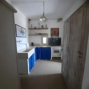 Kjøleskap, ovn, kokeplater og brødrister