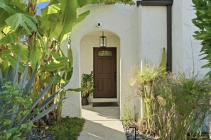 Exterior detail - Charming 3-bedroom house Outdoor TV, hot tub, WiFi and AC (San Diego)