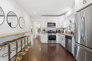 Microwave, oven, stovetop, dishwasher - Charming 3-bedroom house Outdoor TV, hot tub, WiFi and AC (San Diego)