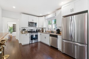 Mikrovågsugn, ugn, spishäll och diskmaskin