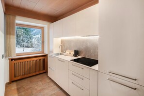 Geladeira, micro-ondas, cooktop, lava-louças