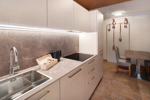 Fridge, microwave, stovetop, dishwasher