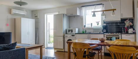 Refrigerador, microondas, parrilla de estufa y cafetera y tetera