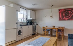 Fridge, microwave, stovetop, coffee/tea maker - Beautiful apartment in Köpingsvik (Köpingsvik)