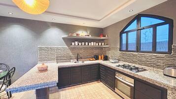 Oven, stovetop, cookware/dishes/utensils