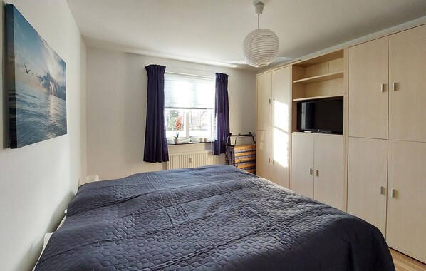 2 bedrooms, travel crib, free WiFi