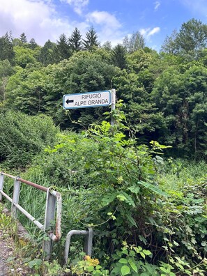 Property grounds - Holiday Home 'Oasi Alpina' with Mountain View, Private Garden and Terrace (Ardenno)