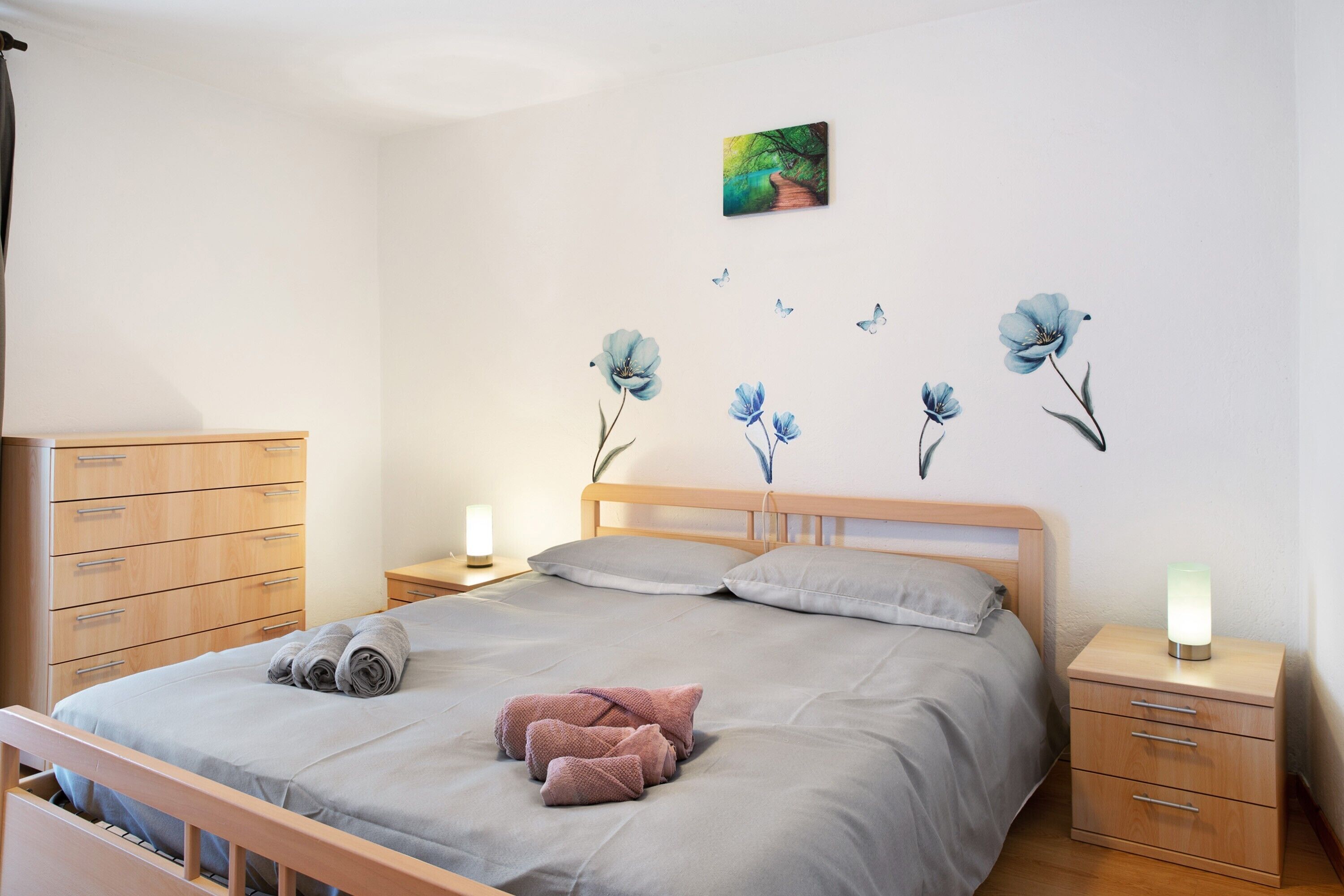 3 bedrooms, iron/ironing board, bed sheets