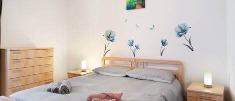 3 bedrooms, iron/ironing board, bed sheets