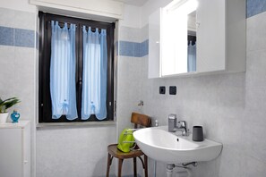 Douche, sèche-cheveux, serviettes fournies