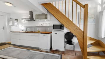 Fridge, stovetop, dishwasher, coffee/tea maker