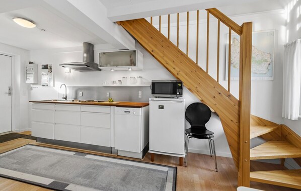 Fridge, stovetop, dishwasher, coffee/tea maker