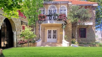 Vista frontal de la propiedad