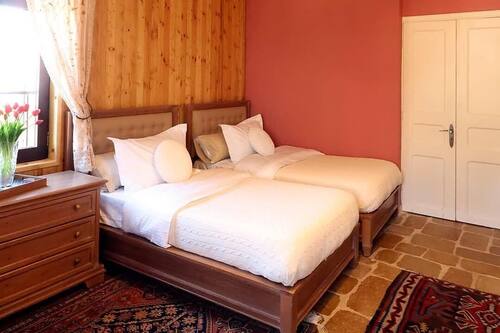 Chambre triple supérieure, balcon, vue sur la montagne | Literie de qualité, couette en duvet