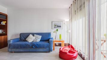 Televisión, reproductor de DVD, estéreo