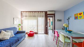 Een televisie, een dvd-speler en een stereo