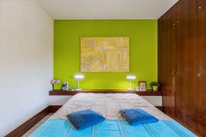 1 habitación, tabla de planchar con plancha y ropa de cama 