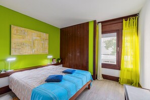 1 slaapkamer, een strijkplank/strijkijzer, beddengoed