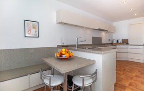 Fridge, microwave, stovetop, dishwasher - 4 bedroom gorgeous home in Almuñecar (Almuñecar)