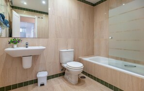 A modern bathroom with a sink, toilet, and bathtub. - 4 bedroom gorgeous home in Almuñecar (Almuñecar)