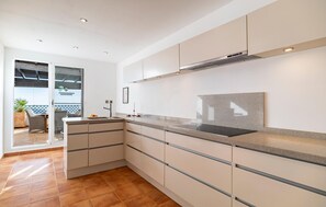 Fridge, microwave, stovetop, dishwasher - 4 bedroom gorgeous home in Almuñecar (Almuñecar)