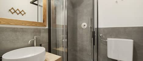 Dusche, Haartrockner, Handtücher