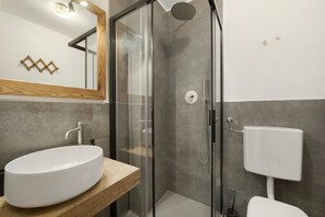 Chuveiro, secador de cabelo, toalhas de banho 