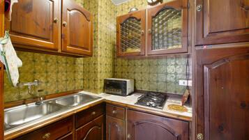 Frigorifero, microonde, forno, piano cottura