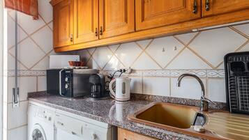 KĂŒhlschrank, Mikrowelle, Ofen, Herdplatte