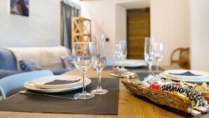 Una mesa de comedor con platos, vasos y una cesta de comida.